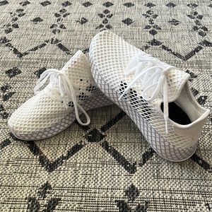 Adidas Deerupt Size 5 Kids New!!